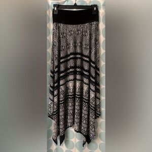NWOT Apt 9 Black and White Geometric Patterned Skirt. Size Small.